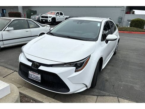 Used 2022 Toyota Corolla LE FWD image 3