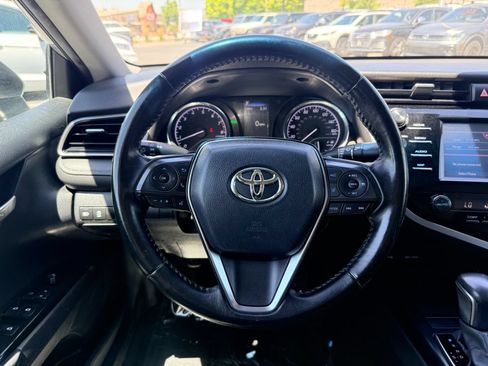 Used 2020 Toyota Camry SE w/ Convenience Package FWD image 11