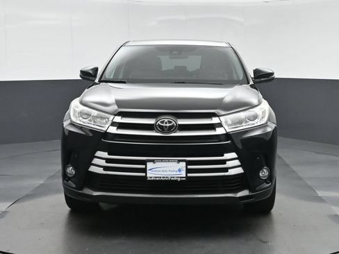 Used 2019 Toyota Highlander Plus AWD/4WD image 2