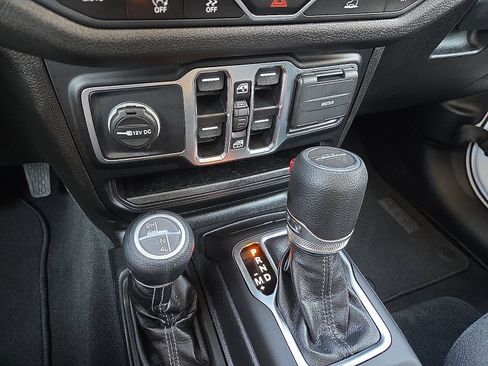 Used 2025 Jeep Gladiator Sport AWD/4WD image 19