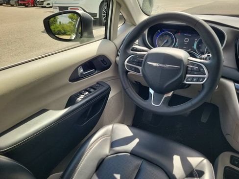Used 2023 Chrysler Pacifica Touring-L FWD image 15