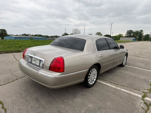 Used 2003 Lincoln Town Car Signature RWD image 5