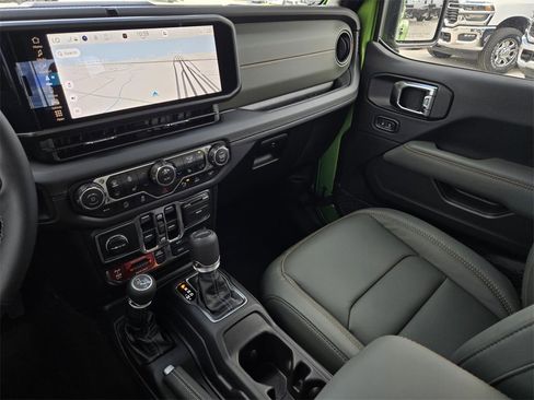 New 2025 Jeep Gladiator Mojave image 18