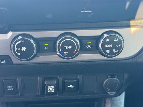 Used 2020 Toyota Tacoma SR5 RWD image 30