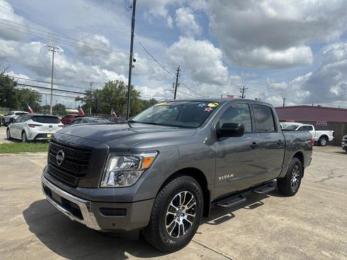 Used 2023 Nissan Titan SV w/ SV Convenience Package RWD image 2