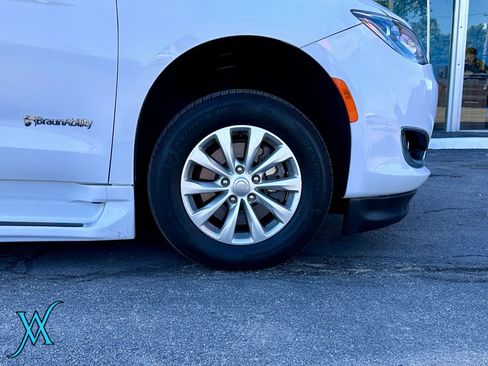 Used 2018 Chrysler Pacifica Touring Plus FWD image 9