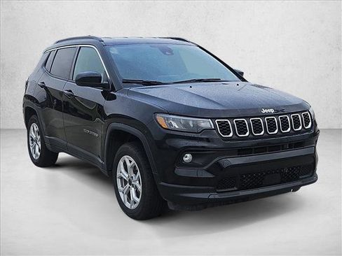 Used 2025 Jeep Compass Latitude AWD/4WD image 3