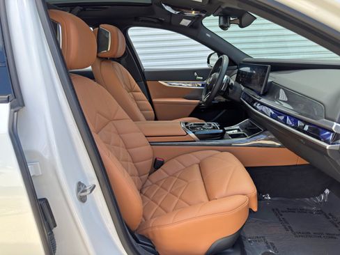 Used 2023 BMW 740i w/ Parking Assistance Package RWD image 17