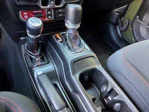 Used 2022 Jeep Gladiator Rubicon w/ Cold Weather Group AWD/4WD image 40