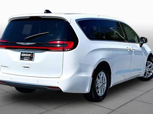 Used 2023 Chrysler Pacifica Touring-L FWD image 13