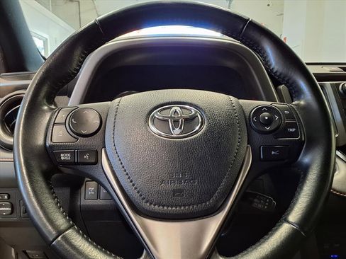 Used 2018 Toyota RAV4 SE image 18