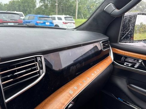 Used 2022 Jeep Grand Wagoneer Series III AWD/4WD image 12