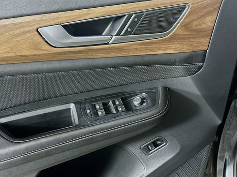 Used 2025 Volkswagen Atlas SE image 15