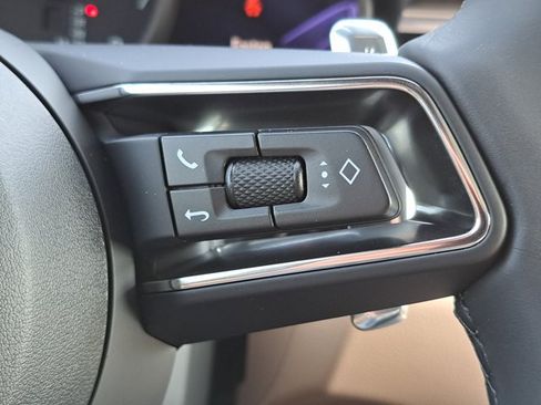 Certified 2025 Porsche Macan AWD/4WD image 30