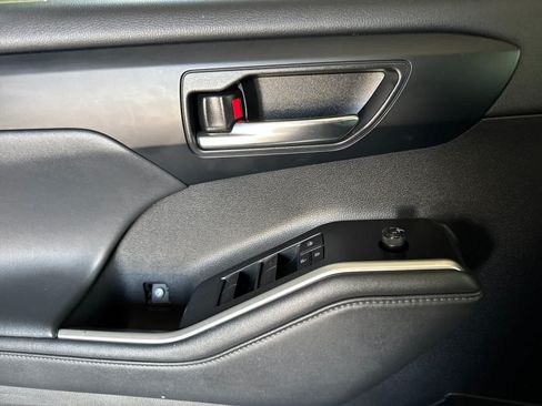 Used 2022 Toyota Highlander XLE FWD image 12