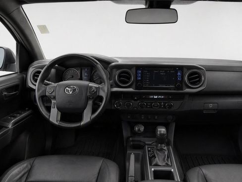 Used 2017 Toyota Tacoma TRD Off-Road AWD/4WD image 32