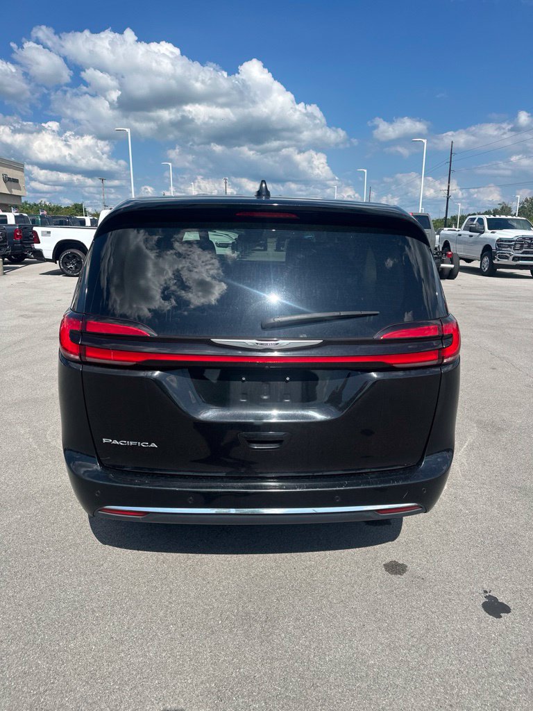 Used 2024 Chrysler Pacifica Touring-L FWD image 6