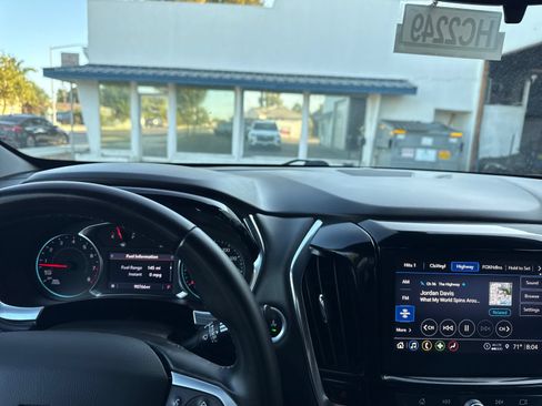 Used 2023 Chevrolet Traverse LT FWD image 17