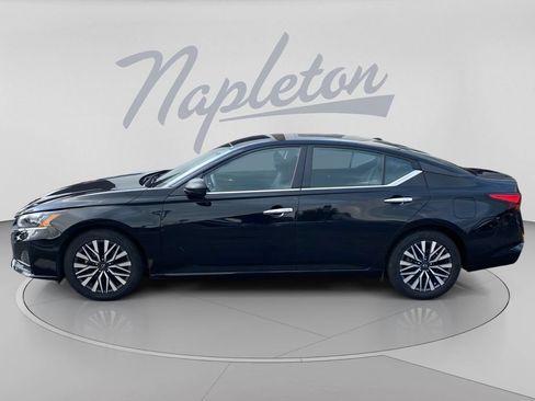 Used 2024 Nissan Altima 2.5 SV FWD image 6