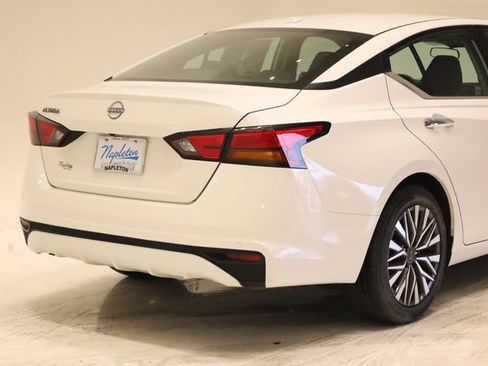 Used 2025 Nissan Altima 2.5 SV FWD image 7