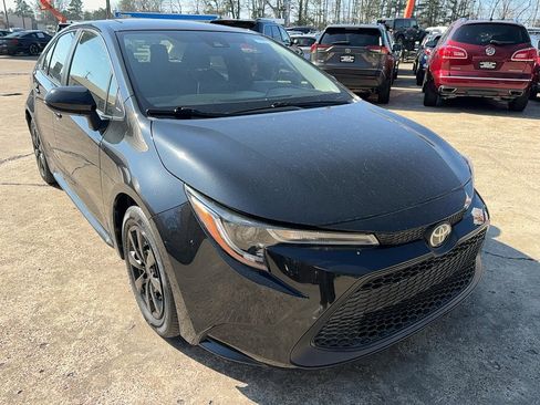 Used 2021 Toyota Corolla LE image 3