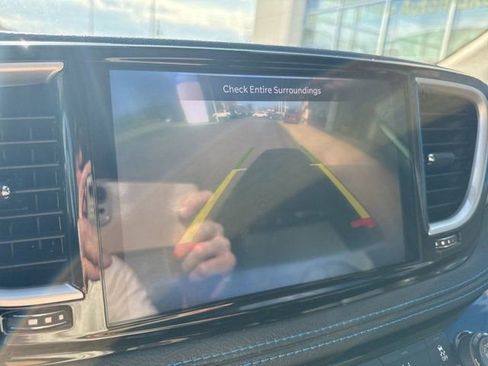 Used 2021 Chrysler Pacifica Touring-L FWD image 18