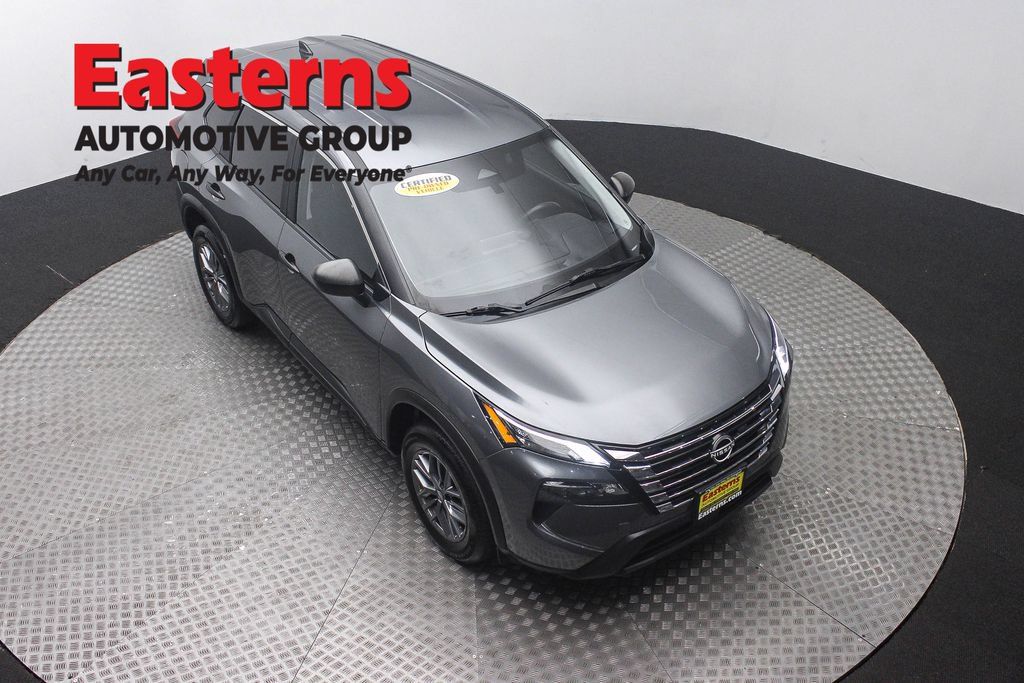 Used 2024 Nissan Rogue S AWD/4WD image 3