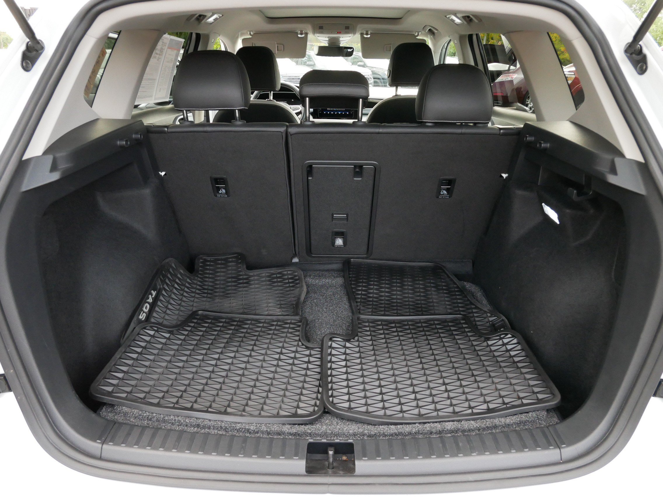Certified 2025 Volkswagen Taos SE w/ Panoramic Sunroof Package AWD/4WD image 18