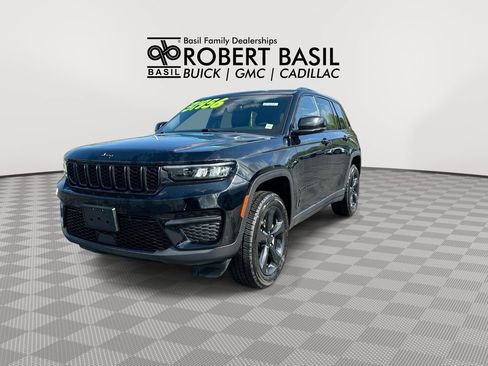 Used 2023 Jeep Grand Cherokee Altitude AWD/4WD image 4