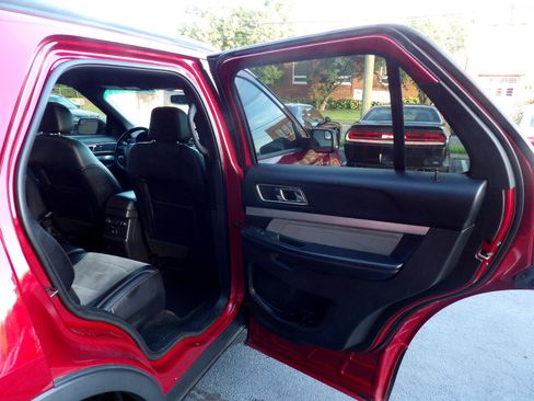 Used 2017 Ford Explorer XLT w/ Equipment Group 202A image 17