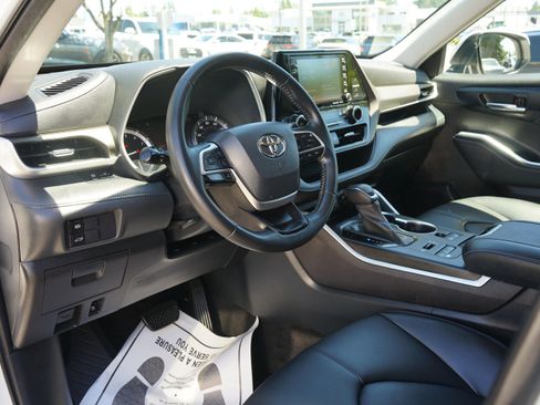 Used 2022 Toyota Highlander XLE AWD/4WD image 13