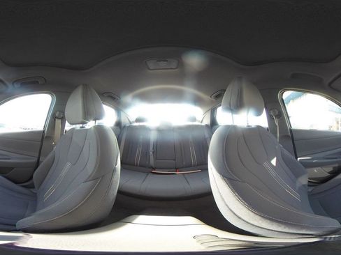 Used 2025 Hyundai Elantra SEL image 40