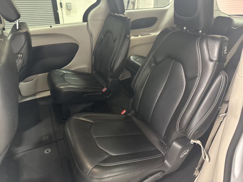 Used 2024 Chrysler Pacifica Touring-L image 30