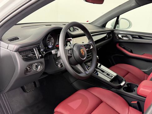 Certified 2026 Porsche Macan AWD/4WD image 4