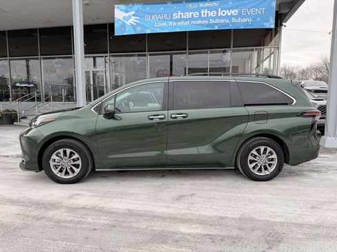 Used 2024 Toyota Sienna XLE image 2