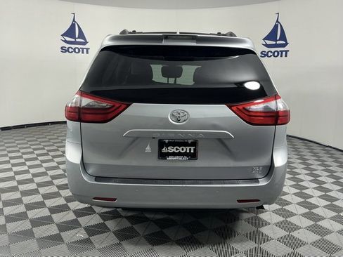 Used 2020 Toyota Sienna XLE Premium image 5