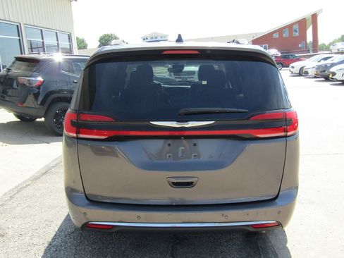 Used 2021 Chrysler Pacifica Touring-L FWD image 4