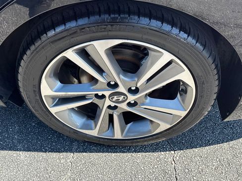 Used 2017 Hyundai Elantra Limited image 15