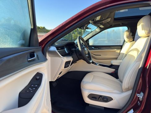 New 2025 Jeep Grand Cherokee Limited w/ Trailer Tow Package image 11