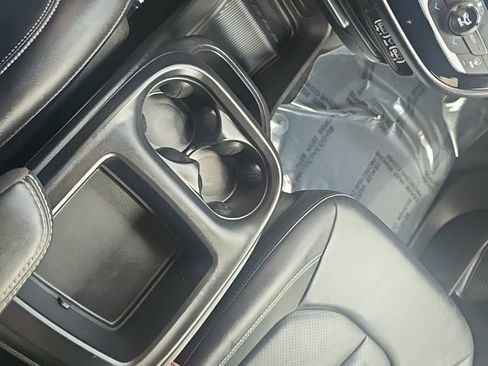 Used 2025 Chrysler Pacifica Select FWD image 21