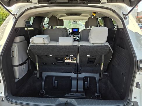 Used 2025 Toyota Sienna LE FWD image 12