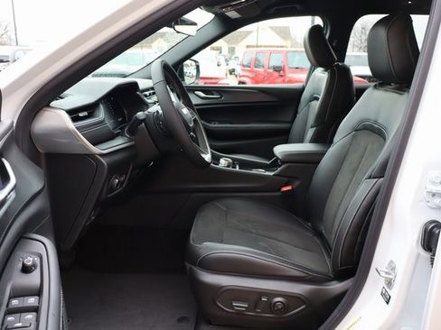 New 2025 Jeep Grand Cherokee Altitude image 9