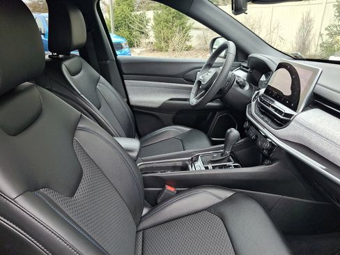 Used 2023 Jeep Compass Latitude image 11