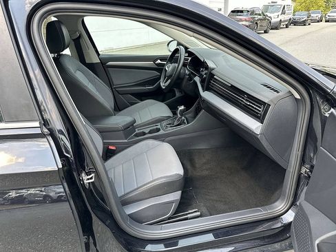 Used 2025 Volkswagen Jetta SE FWD image 28