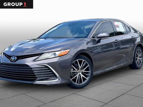Used 2024 Toyota Camry XLE FWD image 1