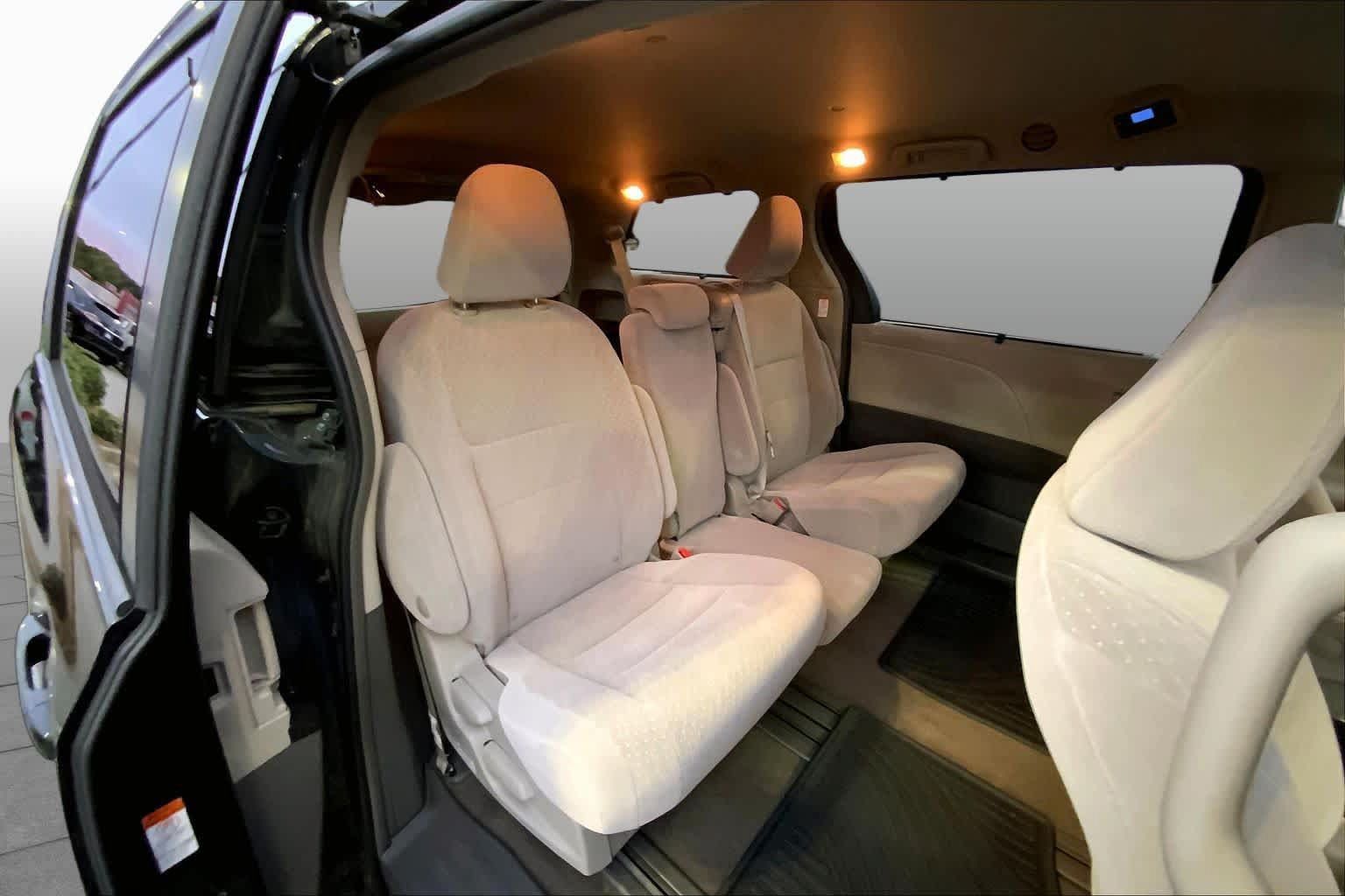 Used 2018 Toyota Sienna LE FWD image 17