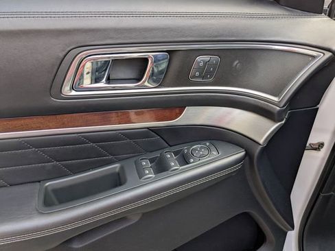 Used 2019 Ford Explorer Platinum AWD/4WD image 29