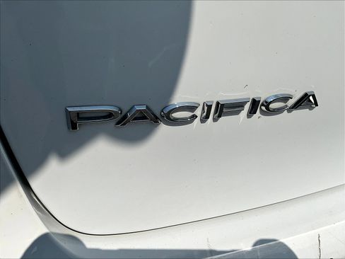 Used 2024 Chrysler Pacifica Touring-L FWD image 27