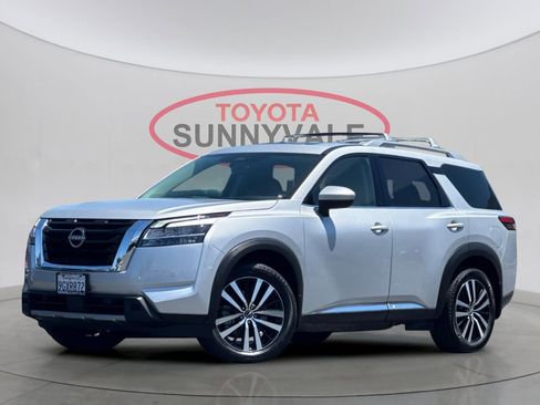 Used 2023 Nissan Pathfinder Platinum FWD image 1