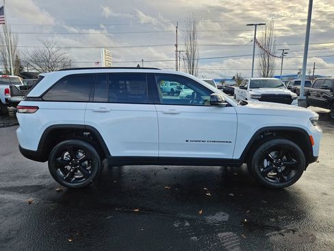 New 2025 Jeep Grand Cherokee Altitude AWD/4WD image 7